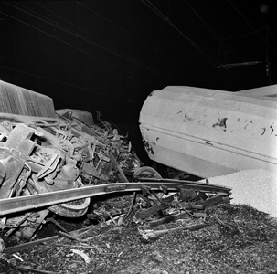 128697 Afbeelding van de ravage na een ontsporing van een goederentrein ter hoogte van de spoorwegovergang in het ...
